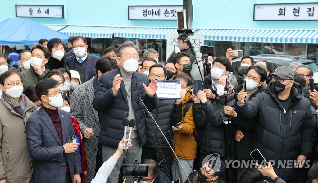 군산에서 지지호소하는 이재명 대선후보