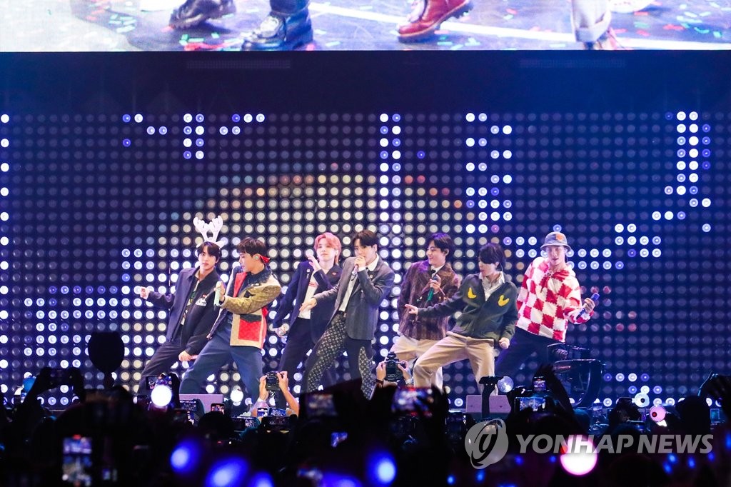 BTS actúa en la gira 'Jingle Ball Tour' 2021 de iHeartRadio