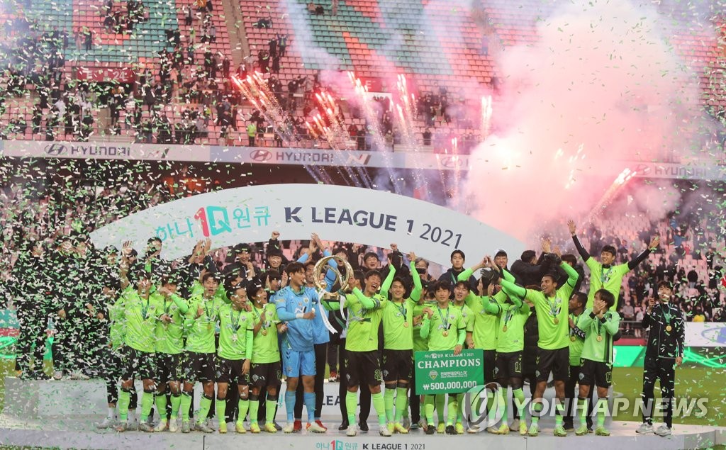 In this file photo from Dec. 5, 2021, members of Jeonbuk Hyundai Motors celebrate their 2021 K League 1 championship following a 2-0 victory over Jeju United at Jeonju World Cup Stadium in Jeonju, some 240 kilometers south of Seoul. (Yonhap)