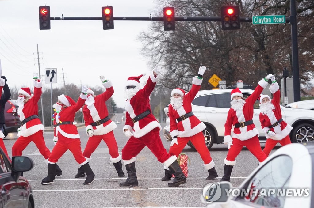 ′도로 위 춤추는 산타′…미 댄스그룹 성탄절 모금 활동 