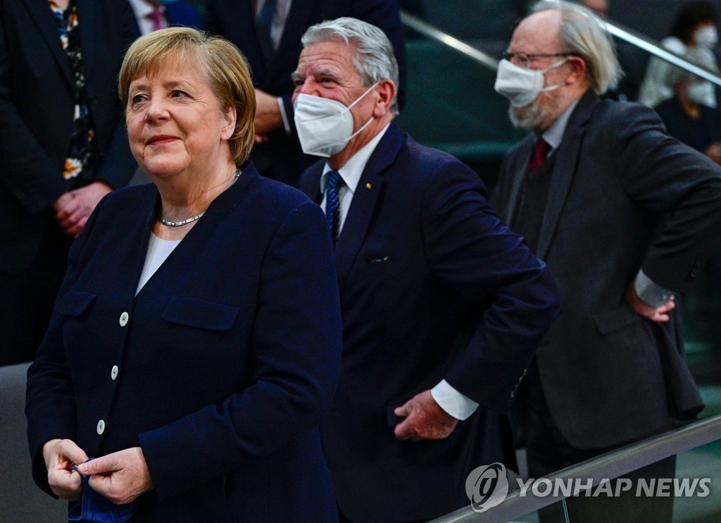 숄츠 총리 선출 앞둔 독일 연방의회 도착한 메르켈