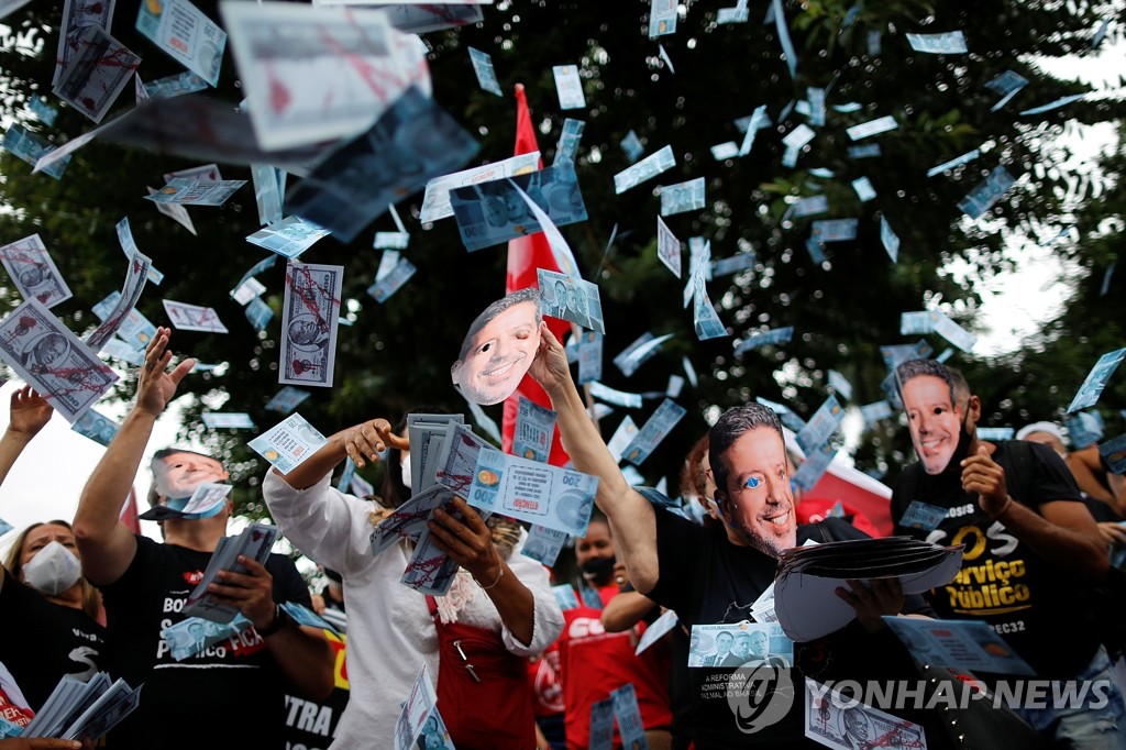 복사 지폐 뿌리며 물가 급등 항의하는 브라질 시위대