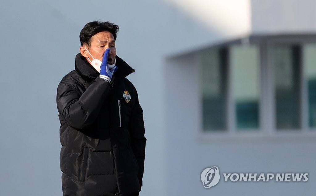작전 지시하는 최용수 감독