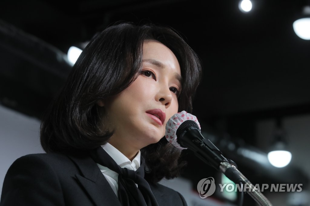 (LEAD) Yoon's wife publicly apologizes over allegations of falsifying resumes