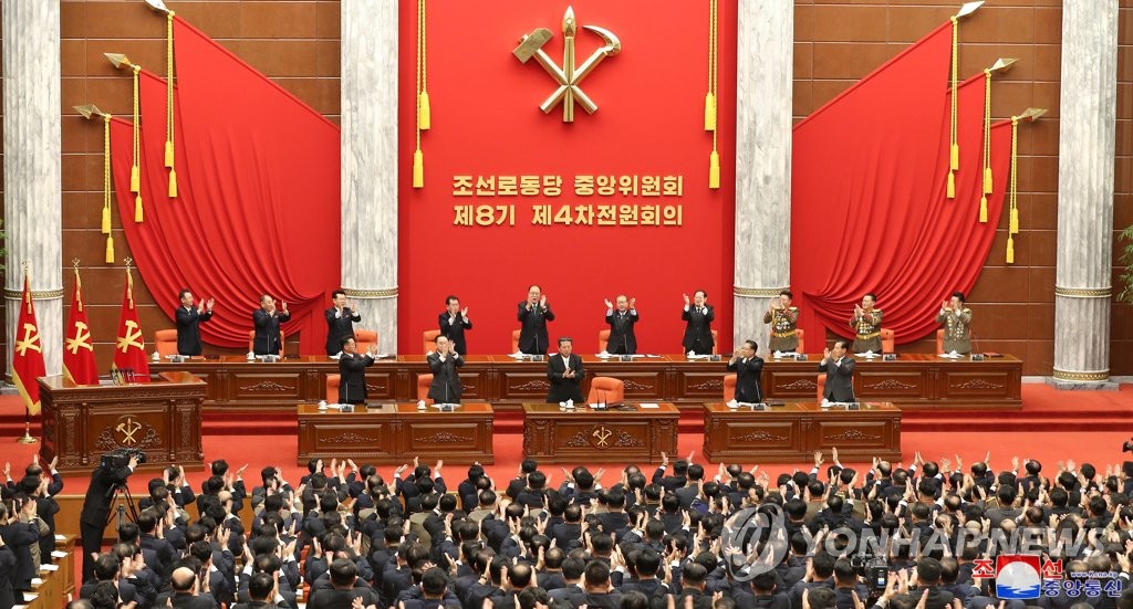 북한 전원회의서 박수치는 참석자들
