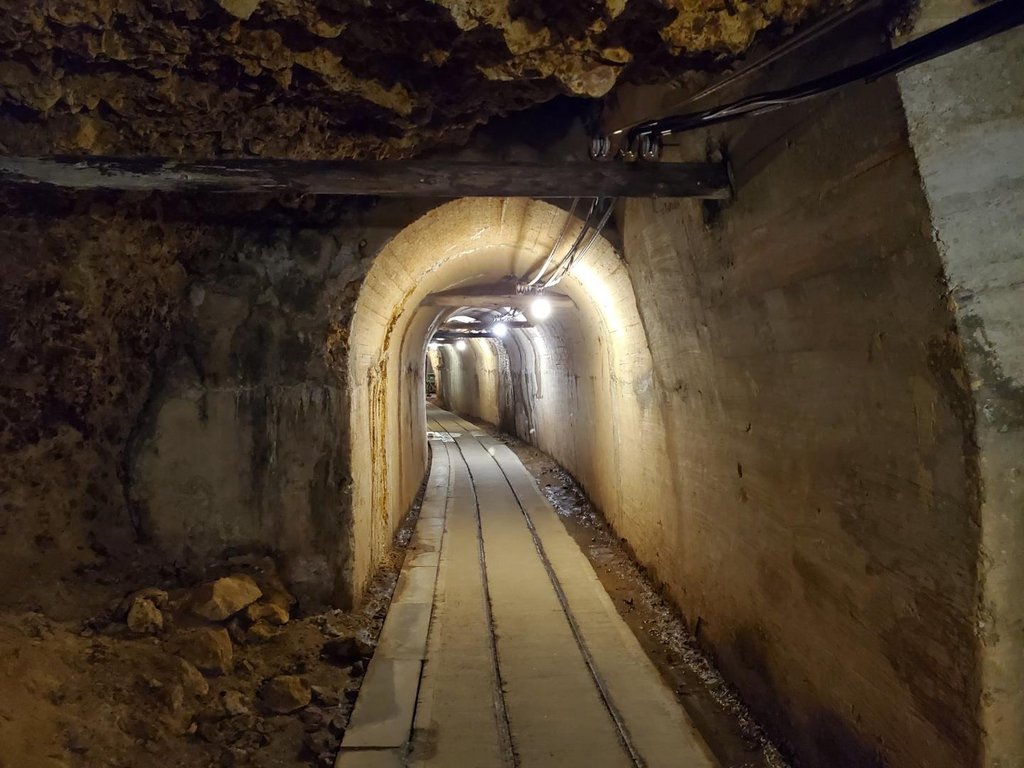 Esta foto de archivo tomada el 3 de enero de 2022 muestra la antigua mina de oro en la isla de Sado frente a Niigata, al noroeste de Tokio.  (Yonhap)