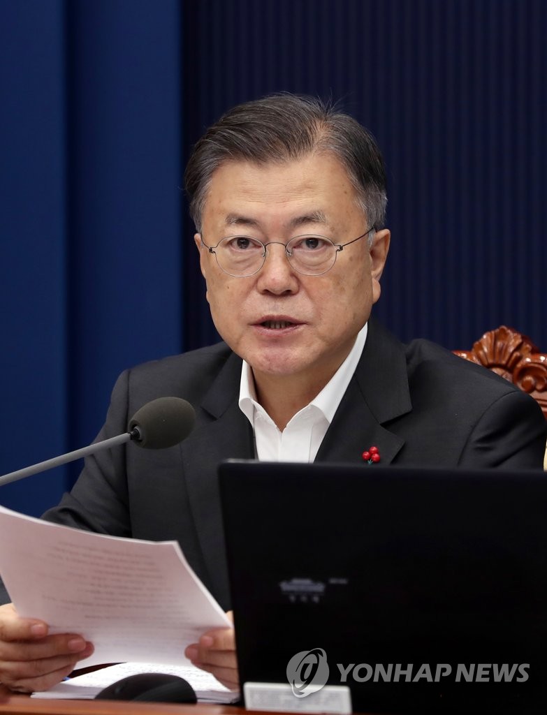 President Moon Jae-in speaks during a Cabinet meeting via video links at the presidential office Cheong Wa Dae in Seoul on Jan. 4, 2022. (Yonhap)