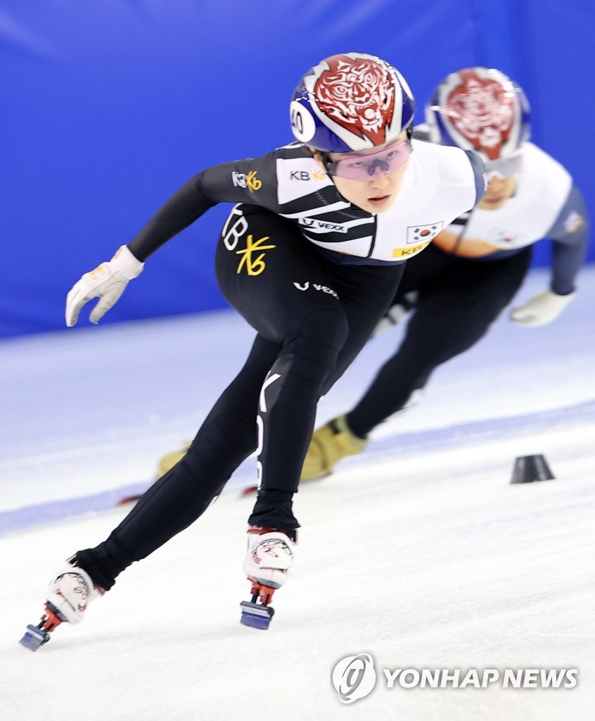 South Korean short track speed skater Choi Min-jeong trains at the Jincheon National Training Center in Jincheon, 90 kilometers south of Seoul, on Jan. 5, 2022. (Yonhap)