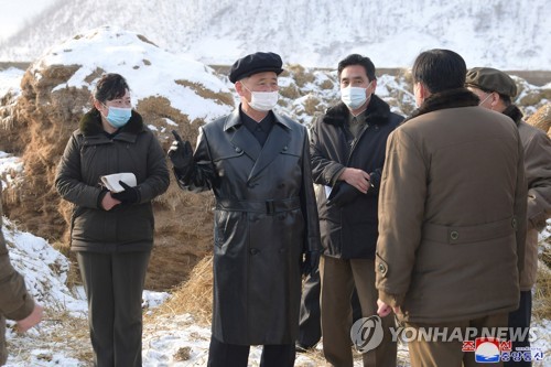 Le Premier ministre nord-coréen apparaît avec un manteau en cuir, un cadeau de Kim Jong-un ?