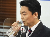 물 마시는 안철수
