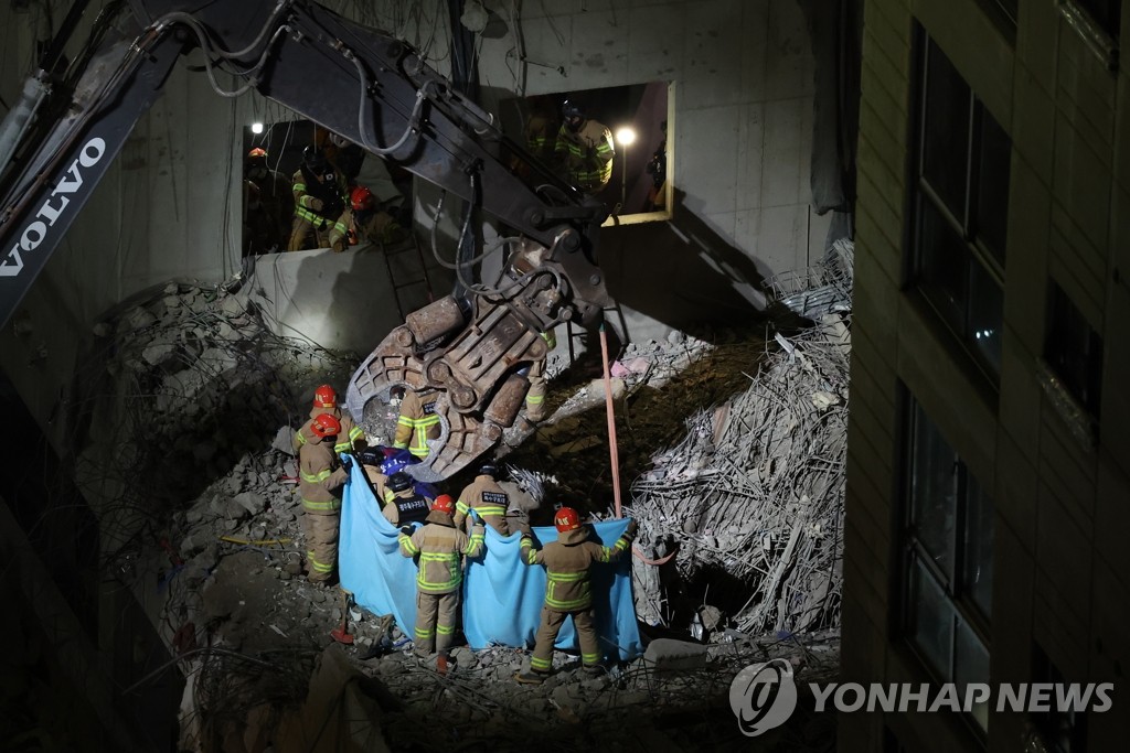 ６人不明のマンション外壁崩落事故　がれきの中から１人収容＝韓国
