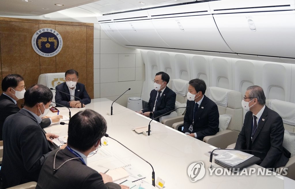 Le président Moon Jae-in dirige une réunion dans les airs à bord du nouvel avion présidentiel, surnommé Code-1, le samedi 15 janvier 2022, juste après le décollage de l'aéroport de Séoul à Seongnam dans la province du Gyeonggi. Le président Moon effectuera une visite dans 3 pays du Moyen-Orient jusqu'au 22 janvier prochain. 