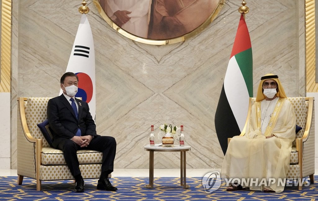 محادثات بين الرئيس مون ونائب رئيس الإمارات محمد بن راشد