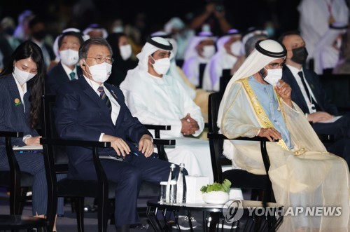 ドバイで開かれたアブダビ持続可能性週間の開幕式に出席した文大統領（前列左）＝１７日、ドバイ（聯合ニュース）