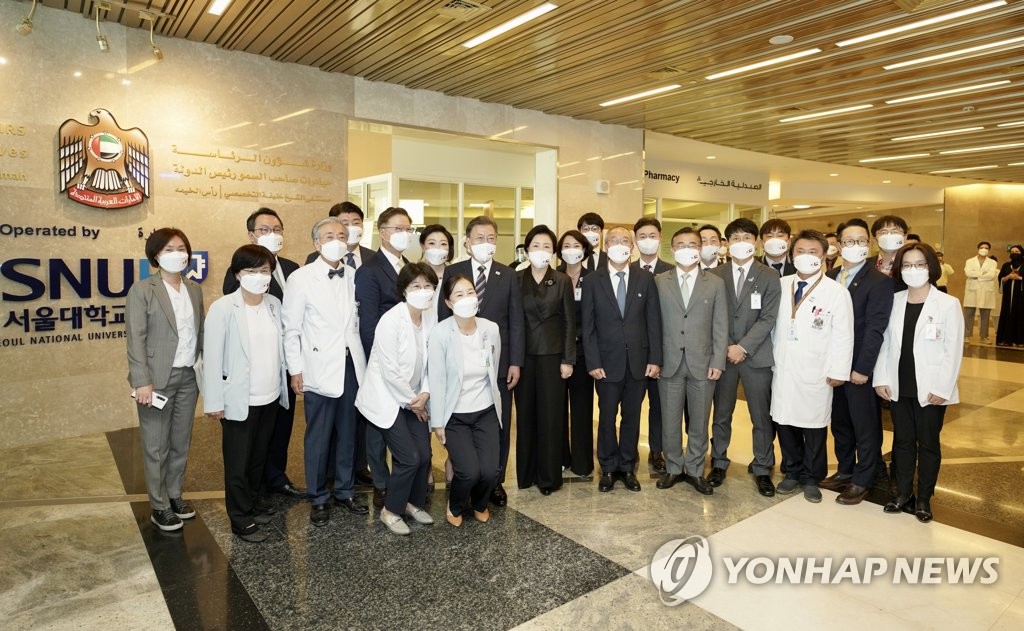 Moon anima al personal médico surcoreano en los EAU