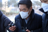 경찰, '대장동 40억 수뢰 혐의' 최윤길 전 성남시의장 구속