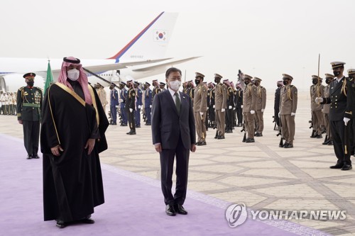 (جديد) وصول الرئيس مون إلى السعودية لعقد محادثات مع ولي العهد السعودي