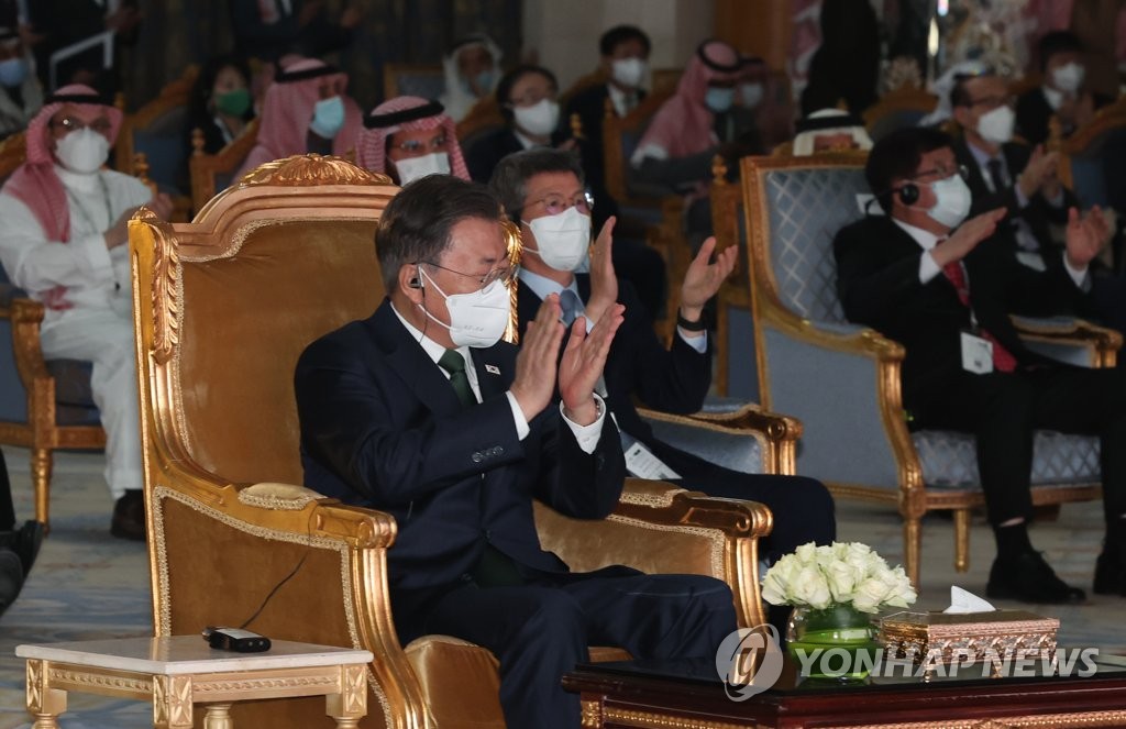 El presidente surcoreano, Moon Jae-in (frente), aplaude durante un foro de inversión entre Corea del Sur y Arabia Saudita, el 18 de enero de 2022 (hora local), en un hotel de Riad.