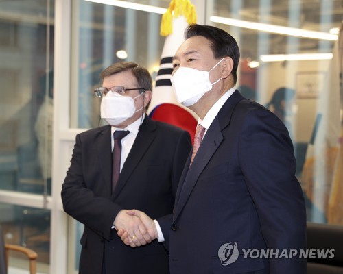 駐韓ロシア大使と握手