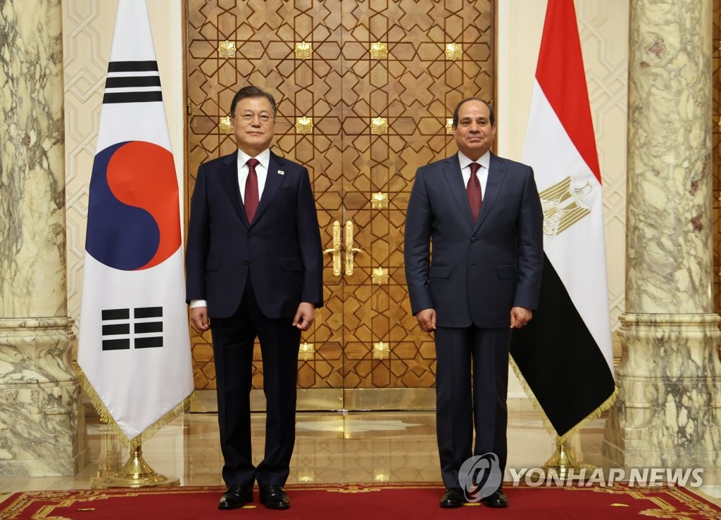 President Moon Jae-in and Egyptian President Abdel Fattah el-Sisi pose for the camera before holding summit talks on Jan. 20, 2022. (Yonhap)