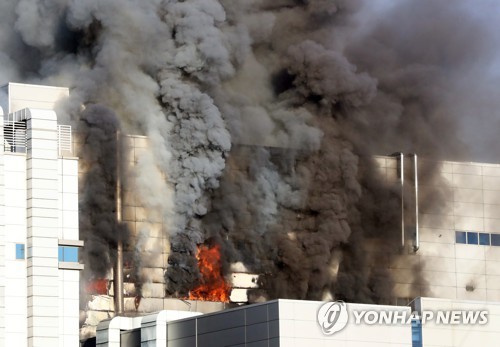 청주 에코프로비엠 공장서 대형화재…'3명 구조·1명 고립'