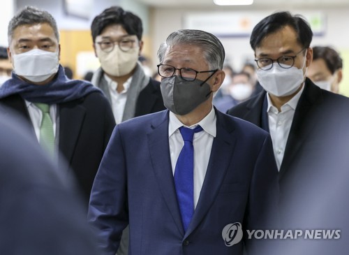 '횡령·배임' 최신원, 1심 징역 2년 6개월…조대식 무죄
