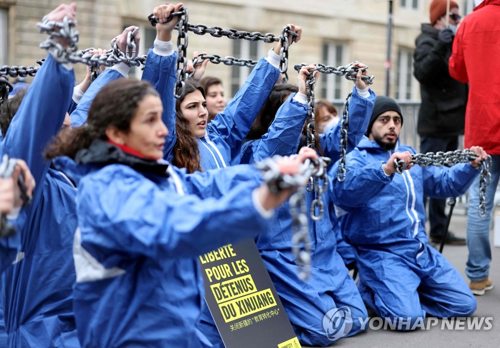 프랑스 파리서 中 위구르족 탄압 항의하는 인권단체 활동가들