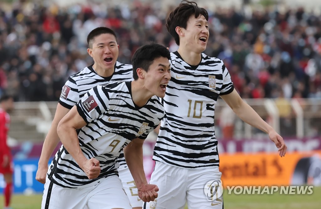 Cho Gue-sung of South Korea (L) celebrates his goal against Lebanon during the teams' Group A match in the final Asian qualifying round for the 2022 FIFA World Cup at Saida International Stadium in Sidon, Lebanon, on Jan. 27, 2022. (Yonhap)