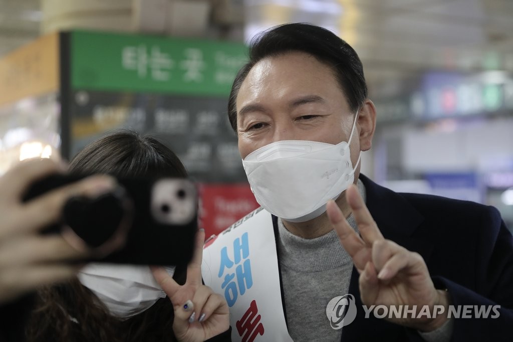 윤석열, 설 연휴 첫날 강남역서 새해인사