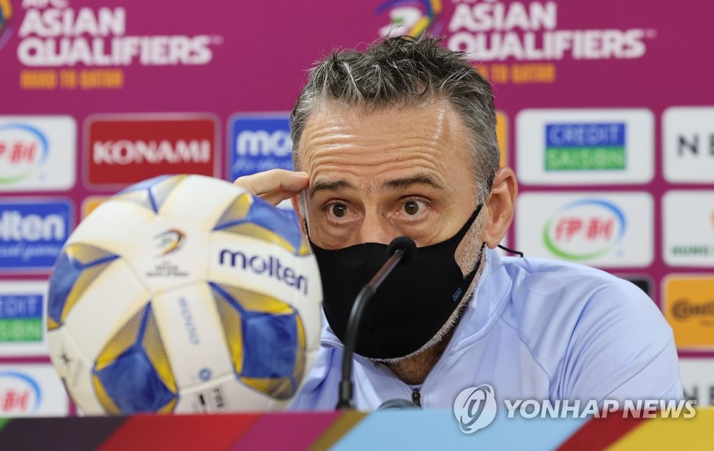 South Korea head coach Paulo Bento speaks at a press conference at Rashid Stadium in Dubai on Jan. 31, 2022, on the eve of a World Cup qualifying match against Syria. (Yonhap)
