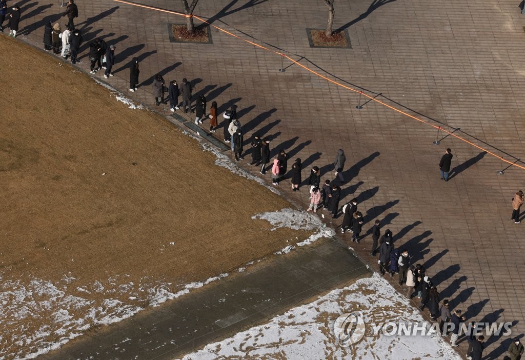ソウル広場の新型コロナウイルス検査所に検査待ちの人たちが長蛇の列をつくった＝２日、ソウル（聯合ニュース）