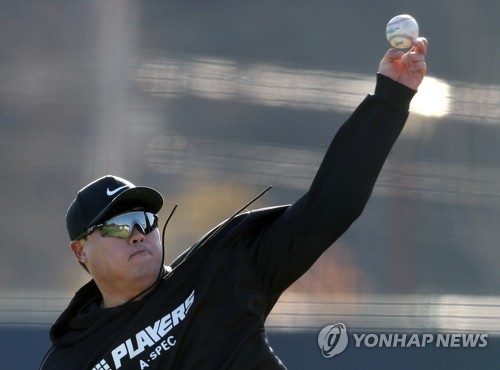 Ryu Hyun-jin receives Special Player of the Year at KBO event