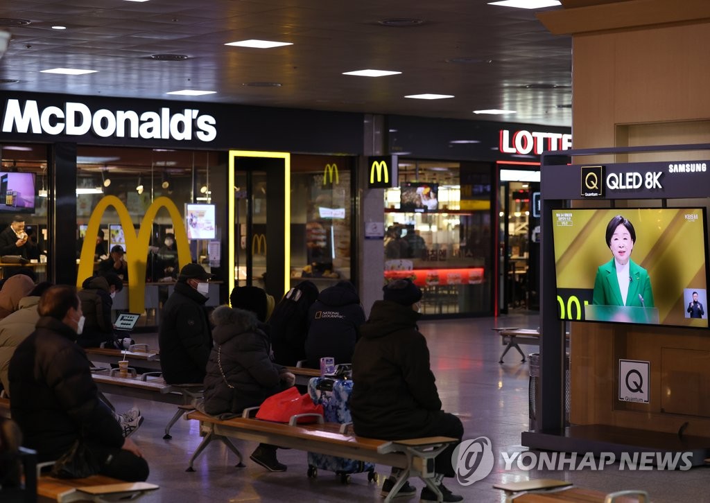 People watch presidential candidates' TV debate at Seoul Station in the capital on Feb. 3, 2022. (Yonhap)