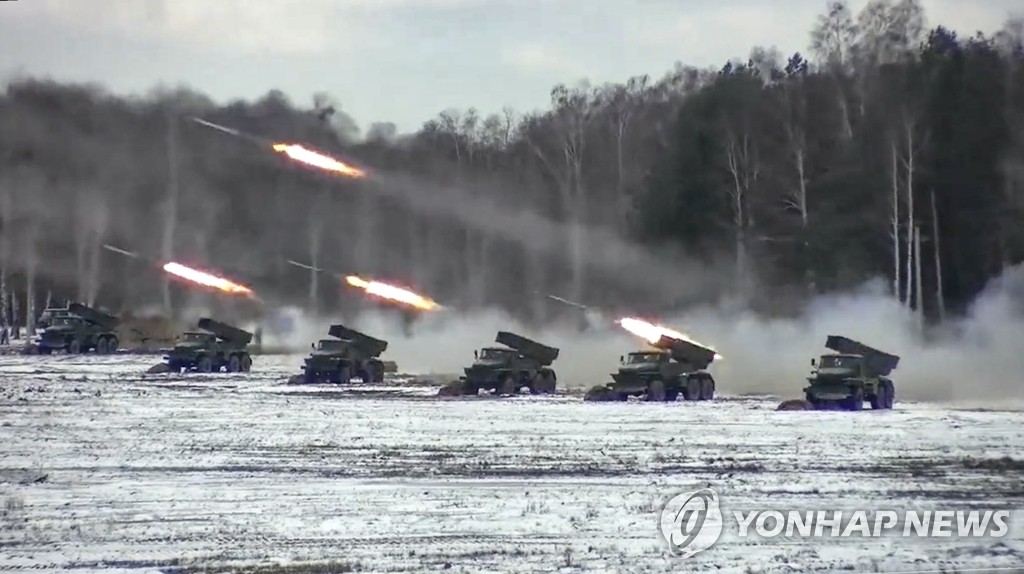 연합훈련서 다연장 로켓 발사하는 러시아·벨라루스군