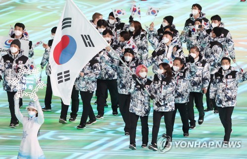 Una pequeña delegación surcoreana participa en la ceremonia de apertura de las Olimpiadas de Pekín