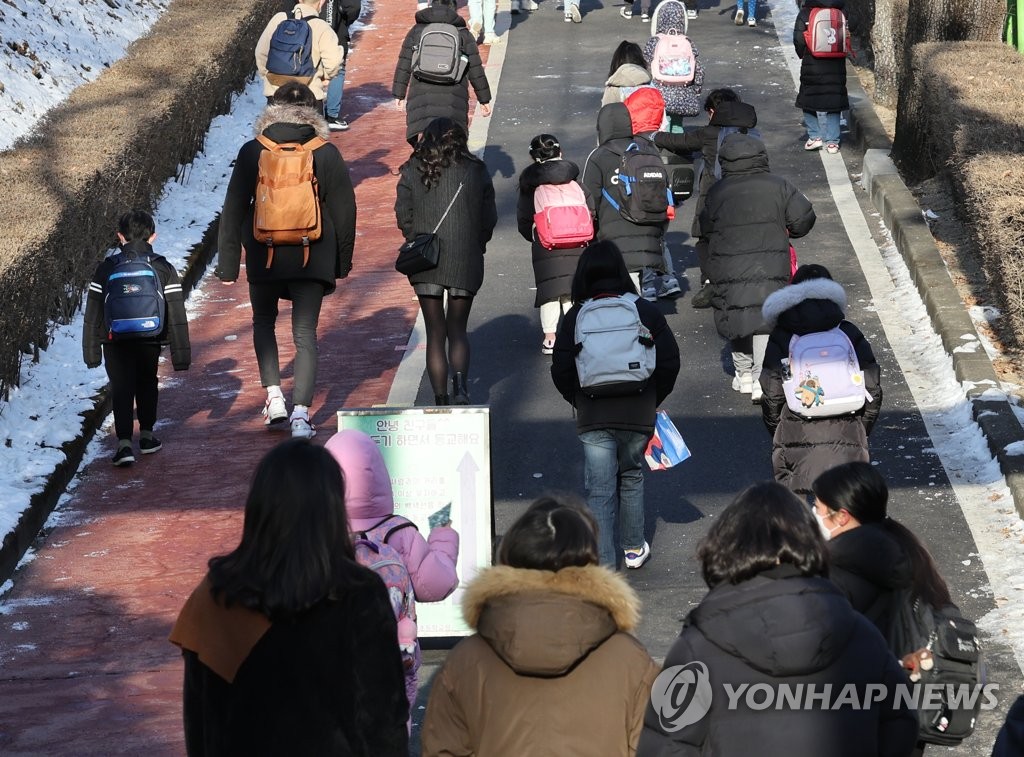 This file photo shows students heading to their school. (Yonhap)