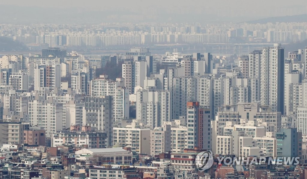 This photo, taken Feb. 7, 2022, shows apartment buildings in Seoul. (Yonhap)