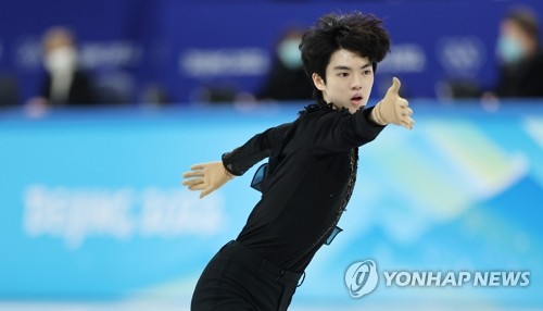 El patinador artístico surcoreano Cha Jun-hwan queda en 4º lugar en el programa corto logrando un récord personal