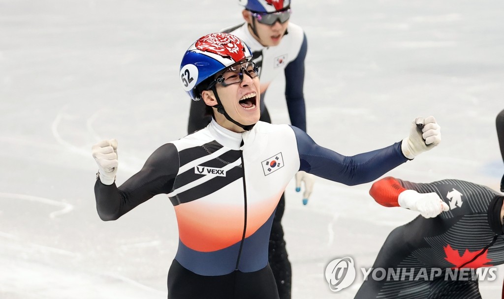 (أولمبياد بكين) فوز المتزلج السريع على المضمار القصير «هوانغ ديه-هون» بالميدالية الذهبية في سباق 1,500 متر - 1