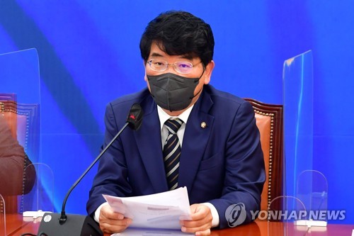 경찰, '강제추행 혐의' 박완주 의원 검찰 송치