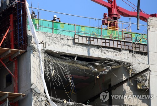 지난 2월 10일 오전 광주 서구 화정아이파크 붕괴 건물에서 국립과학수사연구원 등 사고 원인 분석 관계기관이 전날에 이어 이틀째 현장 감식을 벌이고 있다. [연합뉴스 자료사진]