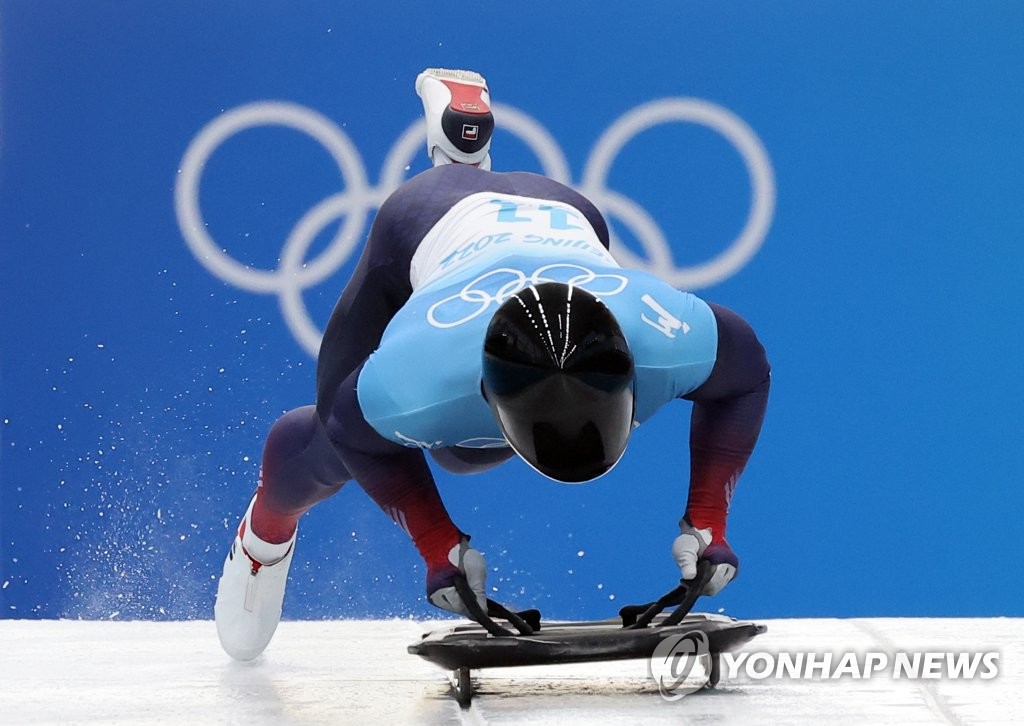 Le Sud-Coréen Yun Sung-bin participe à l'épreuve masculine de skeleton des Jeux olympiques d'hiver de Pékin au Centre national des sports de glisse de Yanqing, dans le district de Yanqing, au nord-ouest de Pékin, le 10 février 2022. (Yonhap)