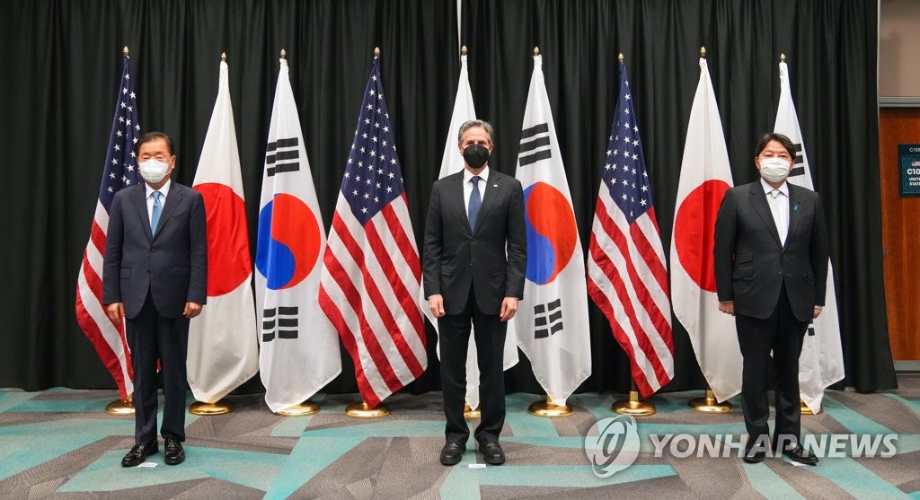 South Korean Foreign Minister Chung Eui-yong (L), U.S. Secretary of State Antony Blinken (C) and Japanese Foreign Minister Yoshimasa Hayashi pose for a photo during their trilateral foreign ministerial talks in Honolulu on Feb. 12, 2022, in this photo provided by the South Korean foreign ministry. (PHOTO NOT FOR SALE) (Yonhap)