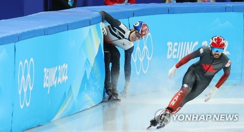 El surcoreano Hwang Dae-heon es descalificado de las semifinales de 500 m de patinaje sobre pista corta