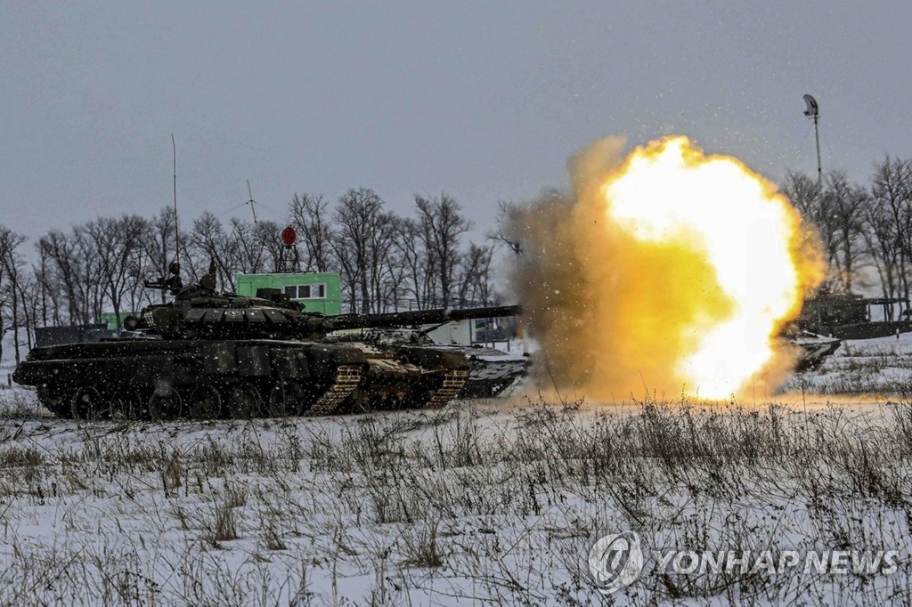 '우크라 사태' 속 포사격 훈련하는 러시아군 탱크