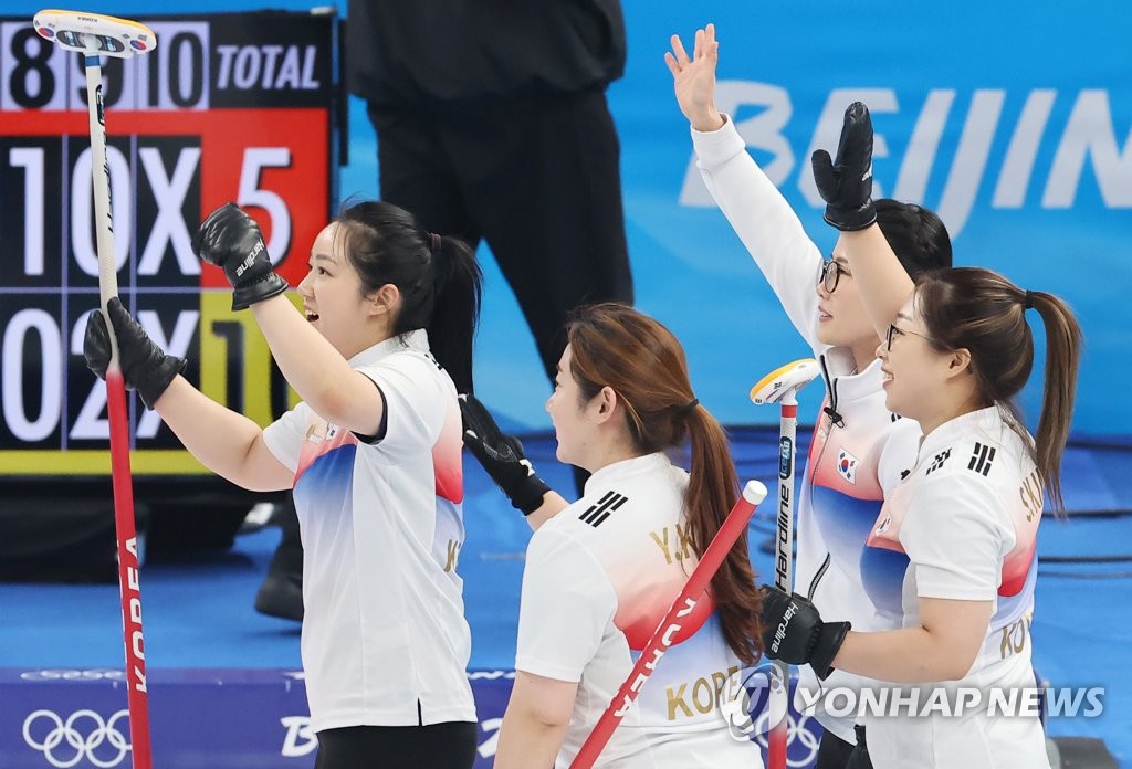 فريق الكيرلنغ النسائي لكوريا الجنوبية يفوز على نظيره الياباني في أولمبياد بكين