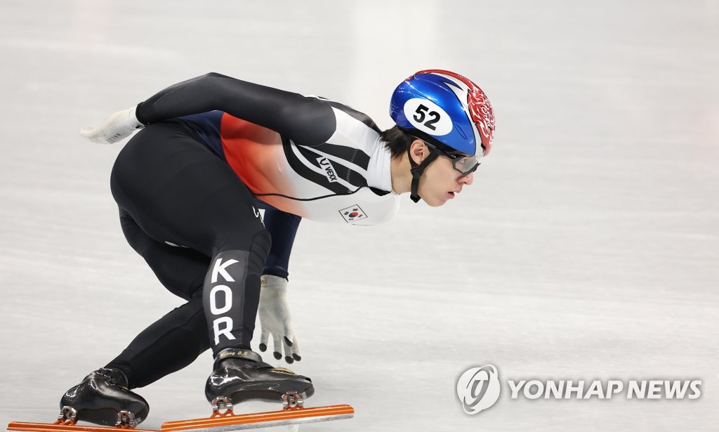 Le patineur de vitesse sur piste courte sud-coréen Hwang Dae-heon s'entraîne au Palais omnisports de la capitale à Pékin pendant les Jeux olympiques d'hiver de Pékin 2022, le 15 février 2022. 