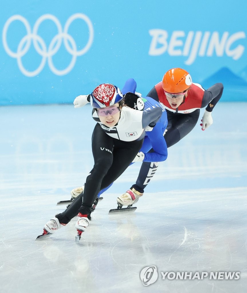 La surcoreana Choi Min-jeong (izda.) compite en la final de los 1.500 metros femeninos de patinaje de velocidad sobre pista corta, en los Juegos Olímpicos de Invierno de Pekín 2022, disputada, el 16 de febrero de 2022, en el Estadio Cubierto de la Capital, en Pekín.