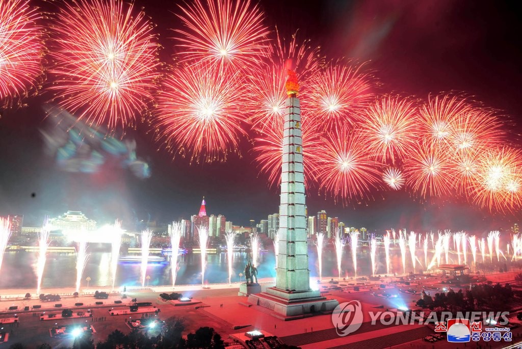 كوريا الشمالية تحتفل بعيد ميلاد المؤسس الراحل بعروض ليلية وألعاب نارية