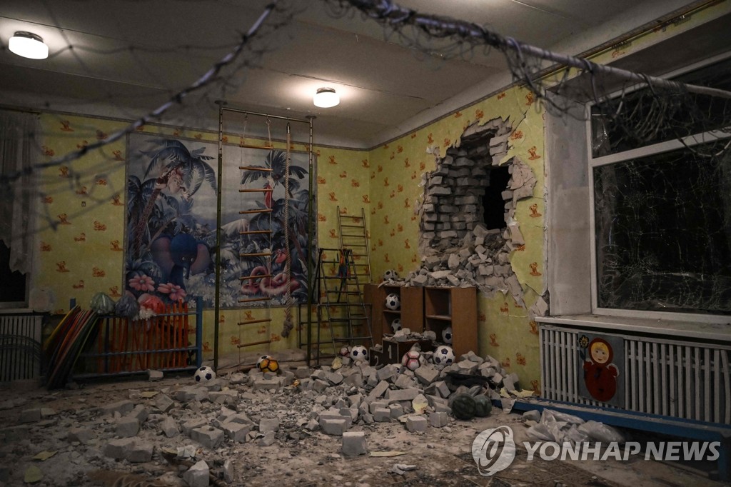 포격으로 구멍 뚫린 러시아 접경 우크라 동부유치원 건물